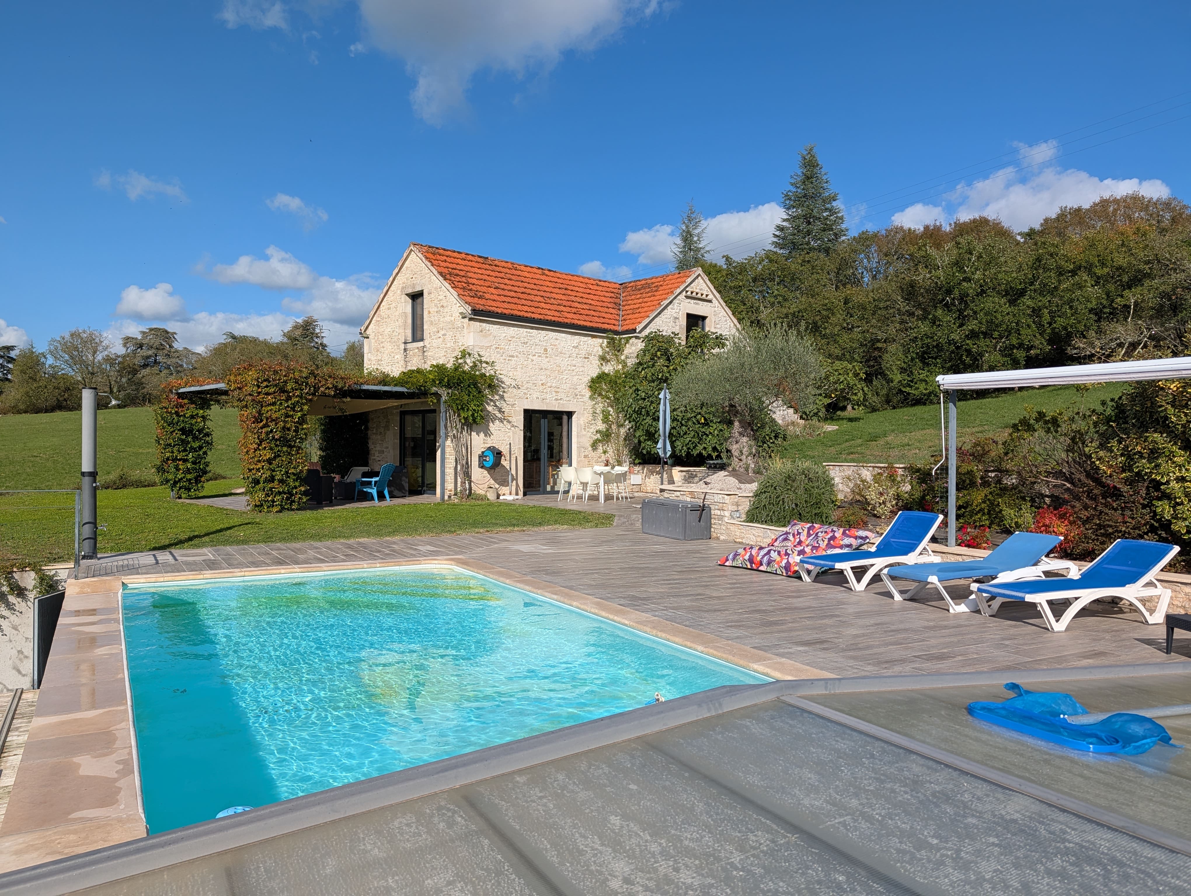 Vue intérieure et extérieure du gîte 1