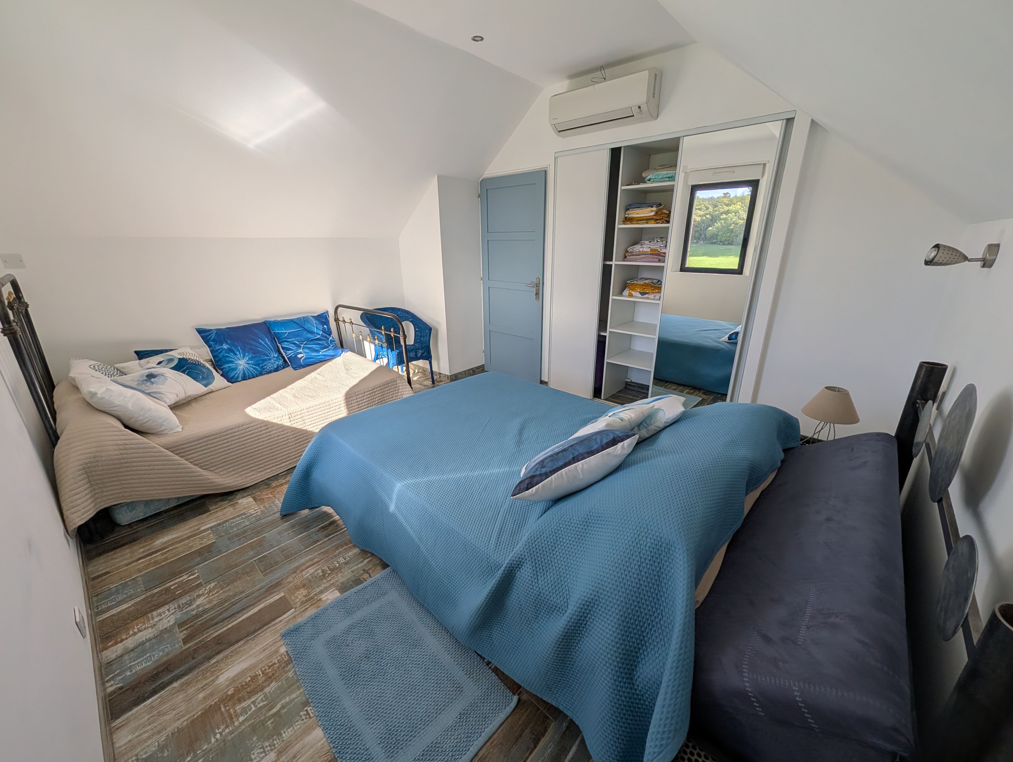 Vue intérieure et extérieure du gîte 8