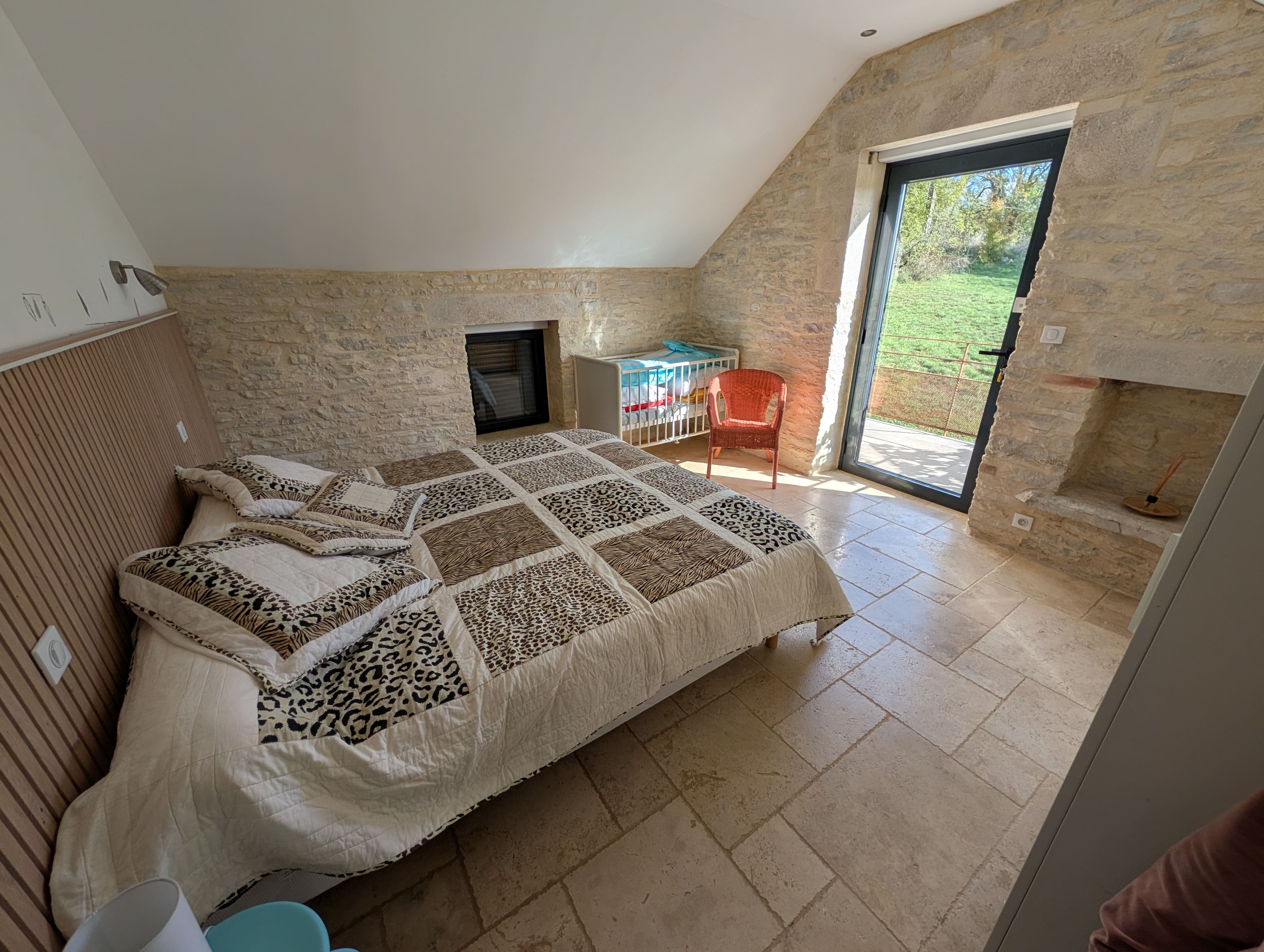 Vue intérieure et extérieure du gîte 9