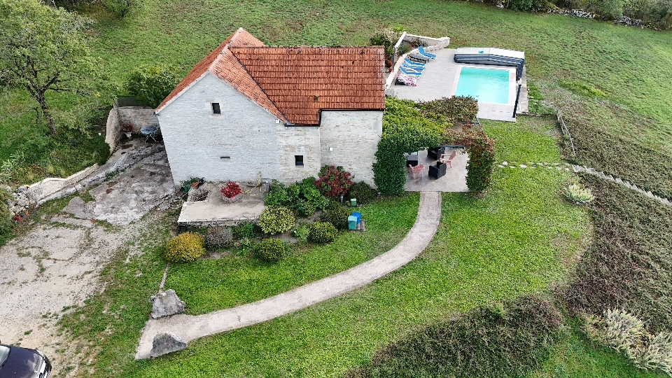 Façade du gîte et pergola